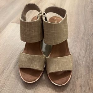 TOMS gold wedges - EUC - size 7